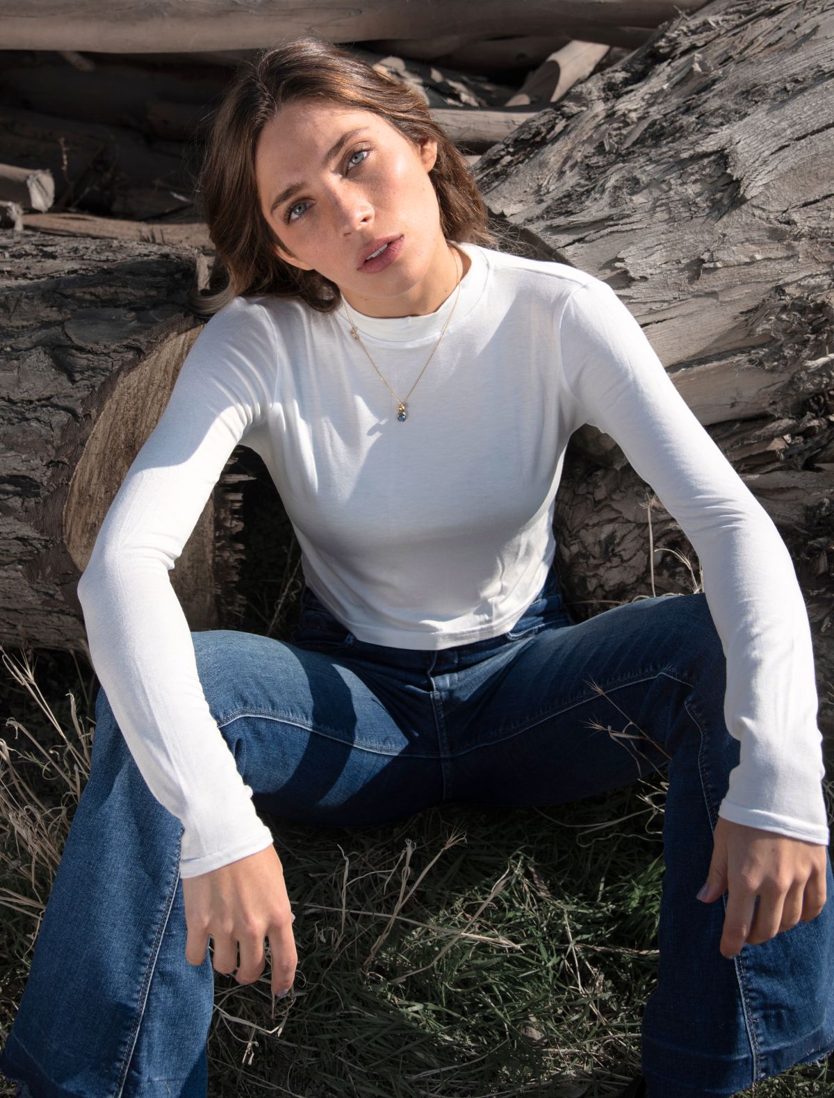 Polera básica flow blanca, largo bajo el ombligo en tela elástica.